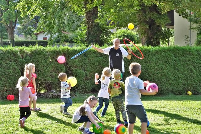 Die Schwarzataler Ballschule bringt auf spielerische Weise viel Bewegung ins Kinderleben. | Foto: RAXmedia