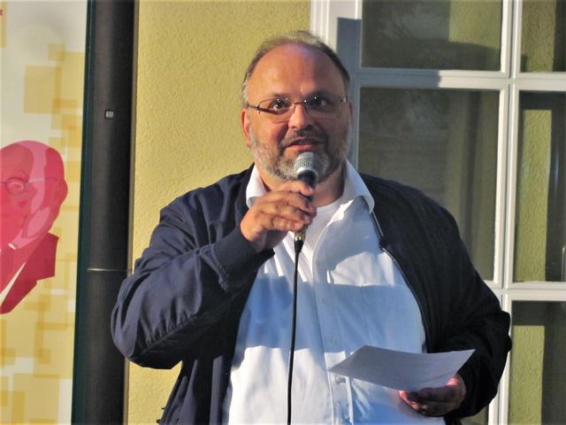 Michael Wilczeck, der Direktor des Karl Renner Museums, begrüßt die zahlreichen Gäste.  | Foto: Hans Weghofer