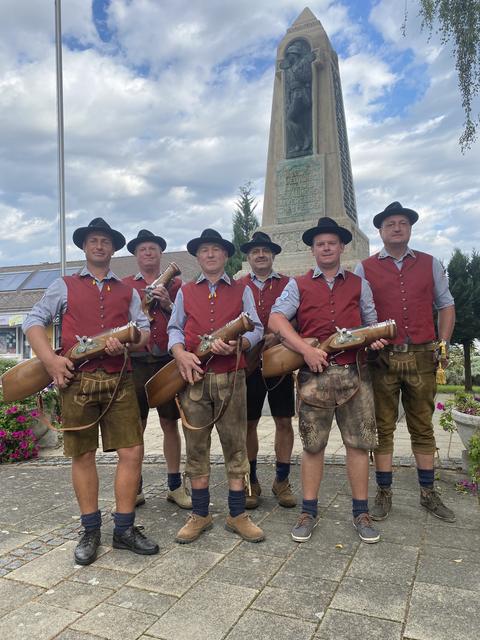 Die Prangerschützen aus Jennersdorf und Unterlamm empfingen Pfarrer Franz Brei mit einem lautstarken Salut. | Foto: Anna Maria Kaufmann