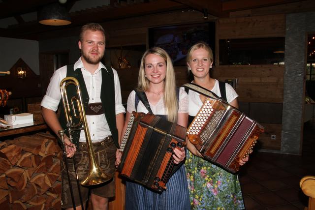 Blusnknepf-Musi: Theresa, Philipp und Theresa.