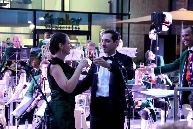 Bei "Libiamo ne´ calici" wurden die Gläser erhoben.