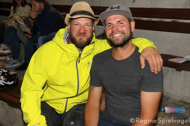 Ihr Beruf hat sie nach Pressbaum verschlagen. Was gibt es zum Arbeitswochenabschluss Besseres als ein Match zu schaun, meinten Benjamin und Thomas aus der Steiermark.