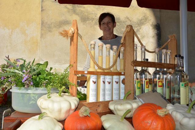 Die Bioeier, der Eierlikör und die Kürbisse von Kathi Kirchmair vom Hiandlhof in Tulfes werden am Haller Bauernmarkt gerne nachgefragt.  | Foto: Rainer Hammerle