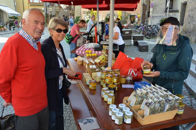 Zahlreiche Honigsorten wie Wald-, Alpenrosen-, Blüten-, Creme- und Pollenhonig liefern die fleißigen Bienen von Walter Schöpf von der Hofimkerei Schöpf.  | Foto: Rainer Hammerle