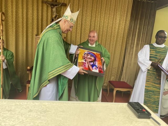 Pfarrer Franz Brei erhielt von Bischof Ägidius Zsifkovics eine Glasikone von Mutter-Teresa als Geschenk.