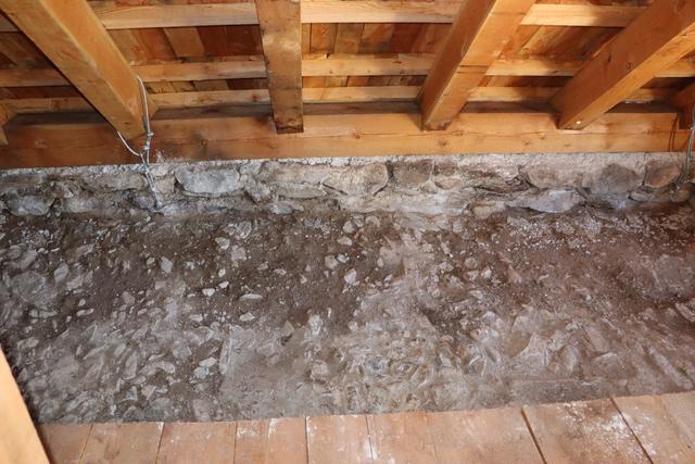 Nur dieser kleine Teil der Steinmauer war noch vom Gebäude erhalten, der Rest wurde nachgebaut. | Foto: Siegele