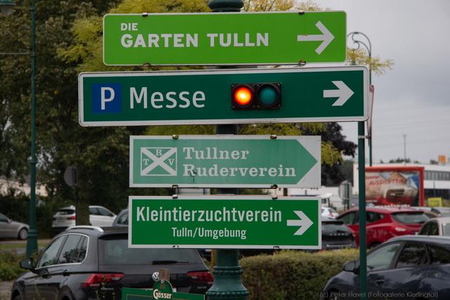 Garten Tulln mit Parkplatz Ampel