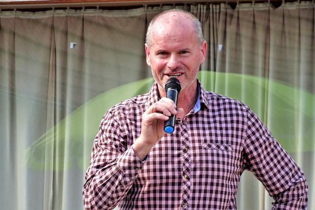 Bürgermeister Hannes Döller heißt die zahlreichen Gäste willkommen.  | Foto: RAXmedia