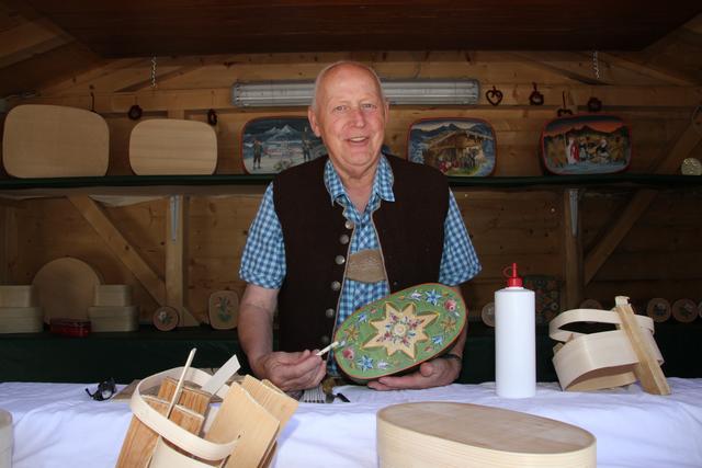 Berchtesgadener Ware: Sepp Hölzl mit Zopf- und Gamsbartschachteln.