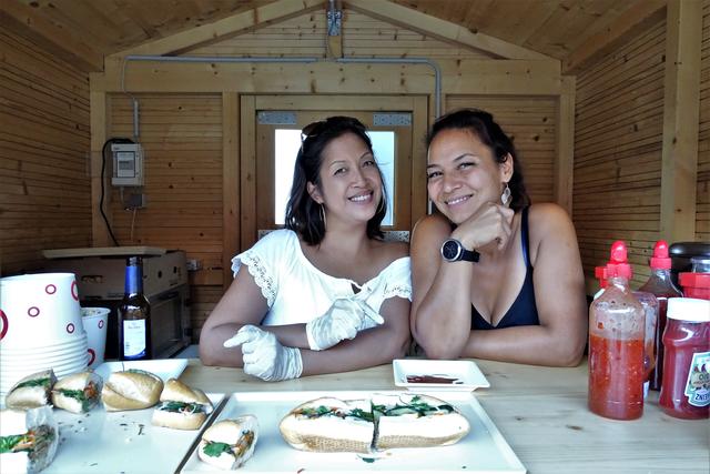 Maria und Tarita versorgten mit ihren KollegInnen die Gäste mit Snacks und Erfrischungen. | Foto: RAXmedia