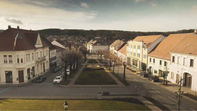 Die Stadt Pinkafeld mit seinen Bewohnern ist Schauplatz für den Film "Der schönste Platz auf Erden" von Elke Groen.  | Foto: Golden Girls Film/Elke Groen