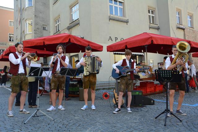 Das Halltal Quintett unterhielt die Besucher des Haller Bauernmarktes. | Foto: Rainer Hammerle