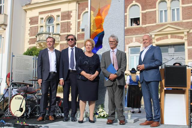 NS-Opfer-Denkmal wurde am Rathausplatz eingeweiht: NR Christian Drobits, Bgm. 3.LT-Präs. Kurt Maczek, LT-Präs. Verena Dunst, Künstler Gottfried Reszner, Bgm. 2.LT-Präs. Georg Rosner