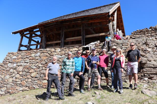 Hannes Weinhuber, Bruno Schuchter, Christoph Gigele, Christian Hirsler, Reinhard Rampold, Sonja Mitterer, Christian Sturm, Elisabeth Sturm und Armin Falkner (v.li.) bei der Abschlussfeier.  | Foto: Siegele