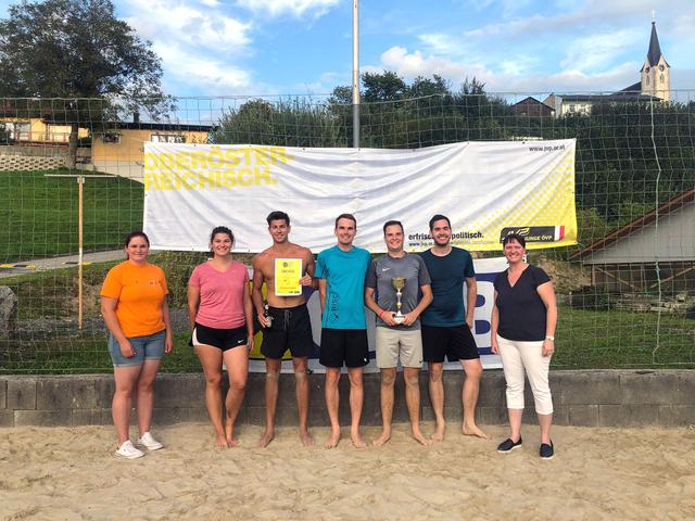 JVP Obfrau Nicole Peirleitner, Christina Koller (Freistadt), Dominik Hackl (Bad Zell), Stefan Prieschl (Freistadt), Bernd Zeiler (Freistadt), Michael Prieschl (Graz) von der Siegermannschaft aus dem Bezirk Freistadt, Bürgermeistgerin Barbara Payreder. Beach-Volleyball der JVP Pabneukirchen. | Foto: JVP Pabneukirchen