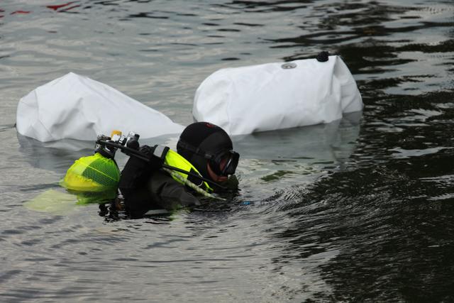 Taucheinsatzleiter Michael Rabitsch bei der Lageerkundung | Foto: ÖWR 1/19 Längsee