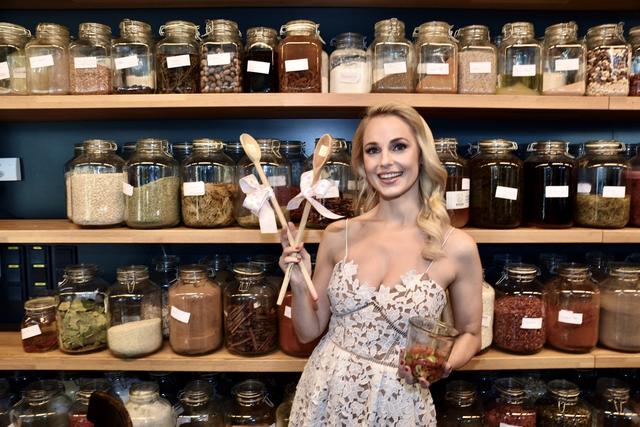 Moderatorin Silvia Schneider verbindet in einer neuen Sendung ihre großen Leidenschaften Kochen, Wandern und Natur. | Foto: Markus Spitzauer