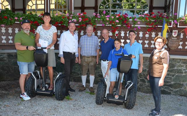 Jürgen Pratter, Gewinnerin Elisabeth Haupt, TWVR-Obmann &amp; GR Bernd Scharfegger, GR Joachim Köll, Thomas Przibil (TWVR), "Glücksengerl" Miriam, Konstantin Hübner &amp; Astrid Uher (v.l.).  | Foto: Michael Eder