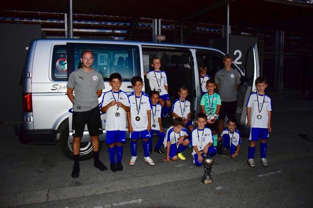 Die jungen Kicker rund um die Trainer Lukas Mott und Titus Schumacher haben sich beim Champions-Cup in Bregenz stark präsentiert. | Foto: SV Reutte