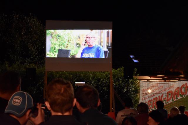 Freiluftkino im neuen "Café zum Gamsbock": Das Interesse im Ort an der ersten Folge war groß.