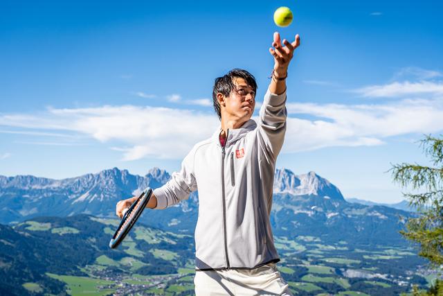 Aufschlag zur 76. Auflage des Generali Open Kitzbühel: Kei Nishikori bereitet sich seit heute in der Gamsstadt vor. | Foto: Tobias Höfinger