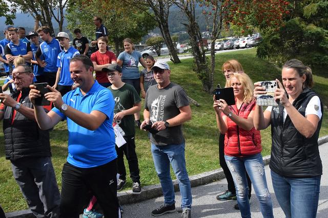 Eis- und Stocksport Jugendstützpunkt Imst - Paperazzis am Werk. | Foto: Schwaighofer