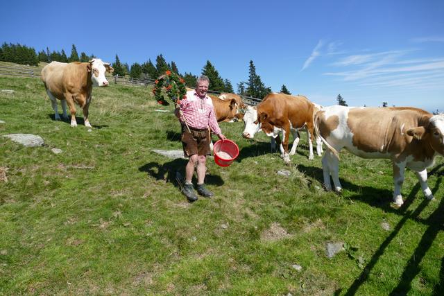 Almhalter Stefan Pichlbauer mit einer „Krone“ in Händen, kann trotz anfänglichen Wasser- und Futtermangel auf einen schönen Almsommer zurückblicken 