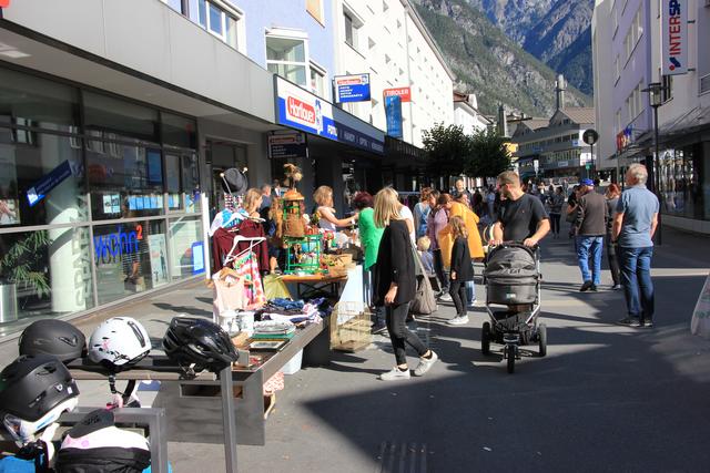 Beim ersten Flohmarkt in der Landecker Malserstraße erwarteten Second Hand Liebhaber tolle Schnäppchen. | Foto: Wille