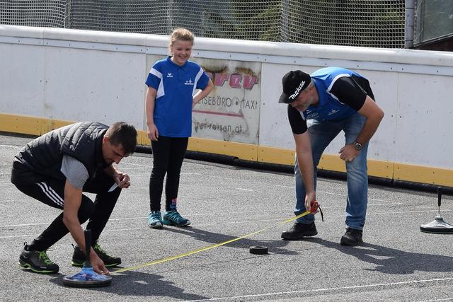 Eis- und Stocksport Jugendstützpunkt Imst - Männerarbeit für lächelndes Mädchen. | Foto: Schwaighofer
