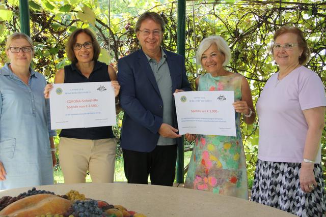 Bei der Spendenübergabe: Gerlinde Marban und DSA Dagmar Matouschek, WHR Werner Zechmeister, Monika Tragl und Lydia Resch