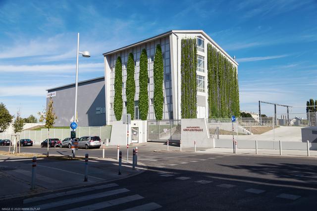 Dia Fassade des Umspannwerks Kendlerstraße leistet nun einen Beitrag zur Kühlung und Feinstaubfilterung in Ottakring.