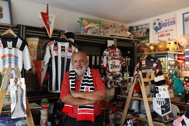 Der Franckviertler Herbert Stradner blickt auf eine jahrzehntelange Karriere als LASK-Fan, Sammler und Archivar zurück. | Foto: Reischl