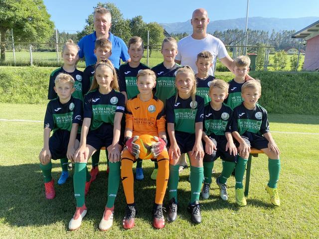Die U11 Kicker des FC Lendorf mit den Trainern Jochen Schwaiger und Mario Nagy. | Foto: Dokter