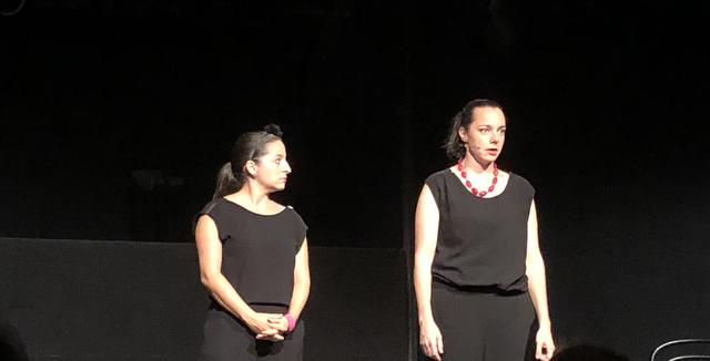 Caroline Athanasiadis und Gudrun Nikodem-Eichenhardt (v.l.) bilden gemeinsam die "Kernölamazonen". Mit ihrem Musikkabarett begeisterten sie am 4. September das Publikum im Wörgler Komma.  | Foto: Gredler