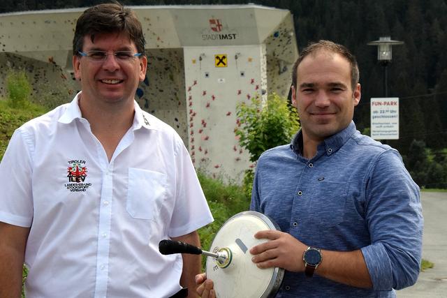 Eis- und  Stocksport Jugendstützpunkt Imst - ESC Imst Obmann Alfred Kaiser mit Imst Sportausschuss Obmann Thomas Schatz. | Foto: Schwaighofer