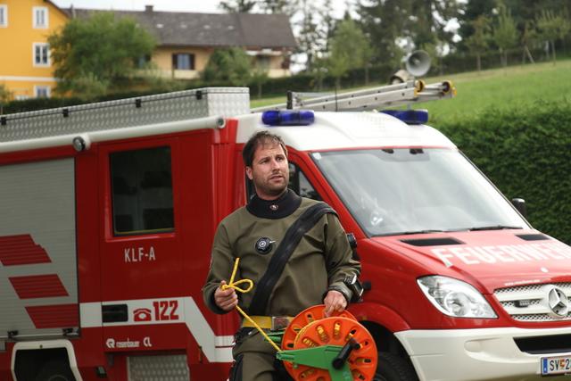 Taucheinsatzleiter Michael Rabitsch bei den Vorbereitungen | Foto: ÖWR 1/19 Längsee