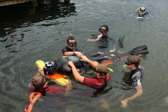Rettungsschwimmer der ÖWR Längsee bei der Menschenrettung aus dem PKW