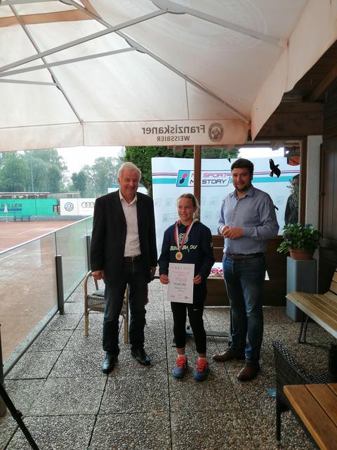  U12-Tiroler Meisterin Anna Pircher (Mitte) mit TTV-Präsident Walter Seidenbusch (l.) und SV Zams Tennis Obmann Benedikt Lentsch.
 | Foto: Hannes König