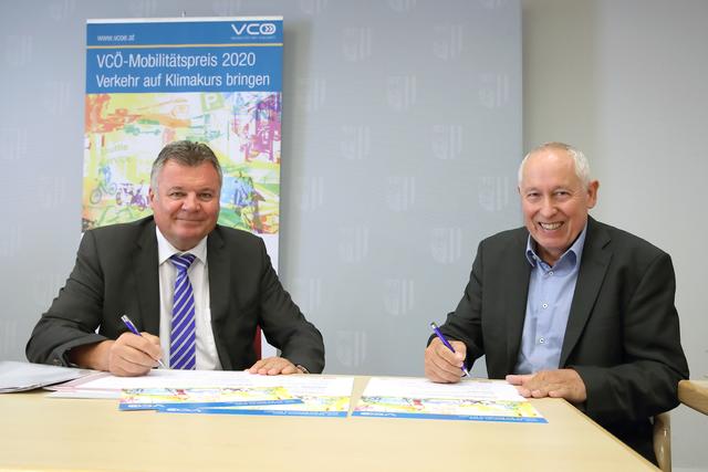 von links: Infrastruktur-Landesrat Günther Steinkellner und VCÖ-Geschäftsführer Willi Nowak verliehen jetzt den VCÖ-Mobilitätspreis 2020. | Foto: Land OÖ/Daniel Kauder