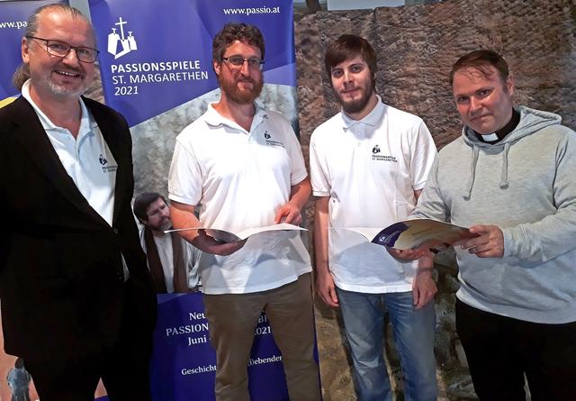 Spielleiter Pfarrer Richard Geier, die Jesusdarsteller Rupert Kugler und Andreas Schalling sowie Regisseur Militärdekan Alexander M. Wessely | Foto: Passionsspiele St. Margarethen