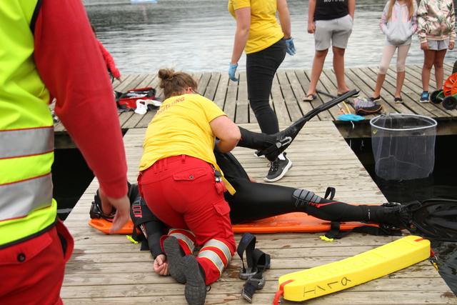 Einsatzkräfte der Wasserrettung Längsee bei der Ersten Hilfe | Foto: ÖWR 1/19 Längsee