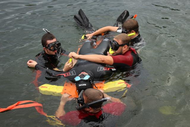 Rettungsschwimmer der ÖWR Längsee bei der Menschenrettung aus dem PKW | Foto: ÖWR 1/19 Längsee