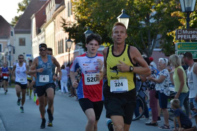 Im Laufschritt quer durch die Fürstenfelder Innenstadt ging es für die 300 Läuferinnen und Läufer beim 8. Fürstenfelder Brunnenlauf.