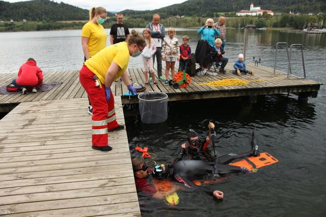Rettungsschwimmer der ÖWR bei der Menschenrettung | Foto: ÖWR 1/19 Längsee
