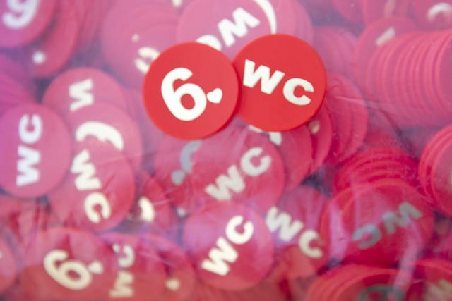 Mit den Jetons dürfen vier betreute WC-Anlagen im Bezirk gratis benutzt werden.