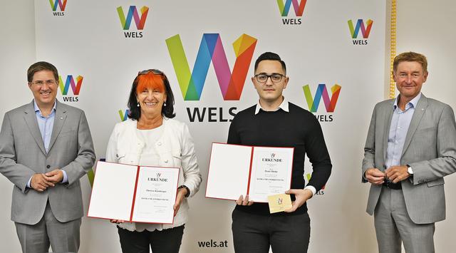  Bürgermeister Rabl (l.) und Sicherheitsreferent Kroiß (r.) zeichneten Theresa Kienberger und Denis Shehu aus. | Foto: Stadt Wels