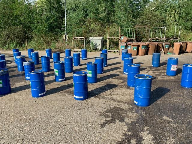In mehreren Fässern wurden Lithium-Ionen-Akkus gelagert. Sie wurden aus dem Container entfernt und sicher abgestellt.