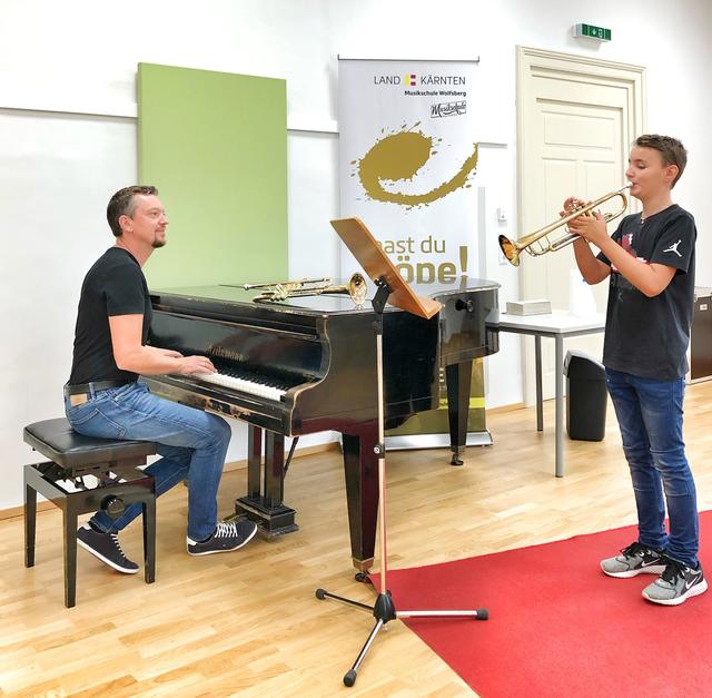 Bald nimmt der Betrieb wieder Fahrt auf: Direktor Daniel Weinberger mit seinem Schüler Michael Karnouschek  | Foto: Musikschule Wolfsberg