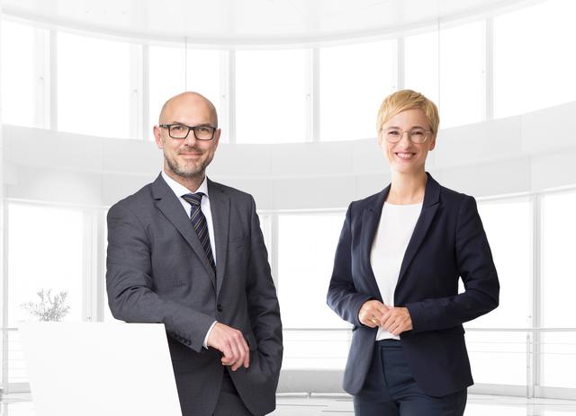 Landesgremialobmann des Fahrzeughandels Adolf Seifried und WKOÖ-Präsidentin Doris Hummer. | Foto: Wirtschaftsbund