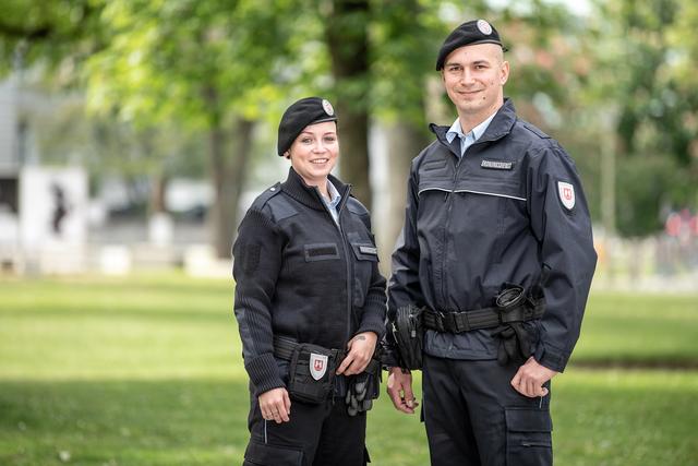 Seit 2019 ist der Ordnungsdienst nicht mehr in roten, sondern in blauen Uniformen unterwegs. | Foto: Peter Mayr